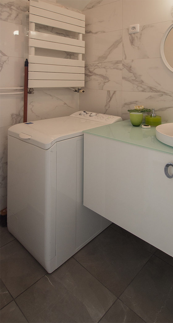 Salle de bain équipée de lave linge, serviettes de bain