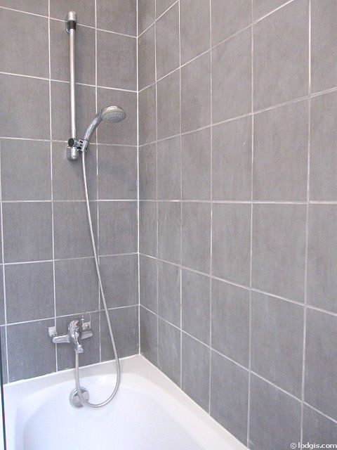 Belle salle de bain avec du carrelage au sol