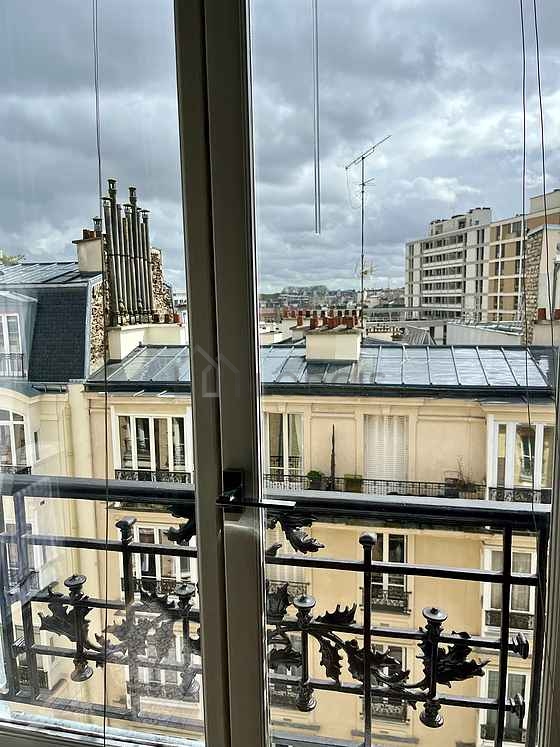 Séjour avec fenêtres double vitrage donnant sur rue