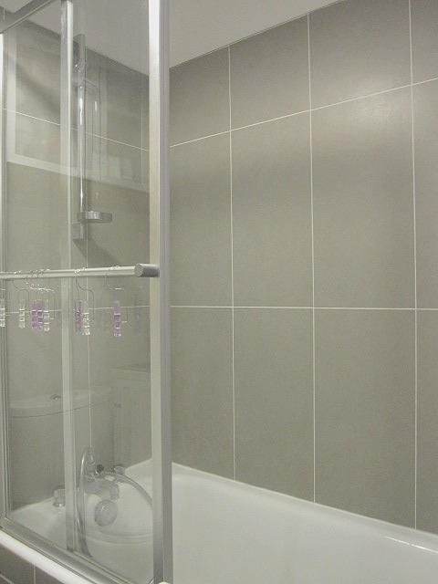 Salle de bain équipée de lave linge, serviettes de bain