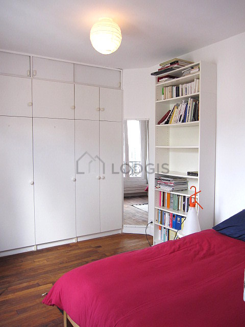 Chambre avec du parquet au sol