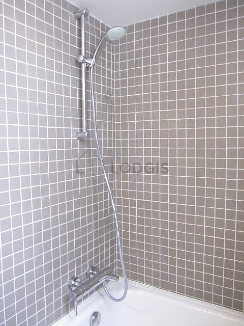 Belle salle de bain claire avec du carrelage au sol
