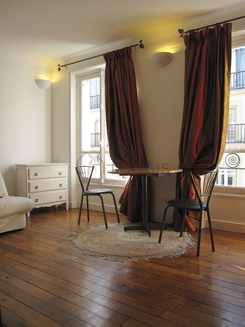 Salon avec du parquet au sol