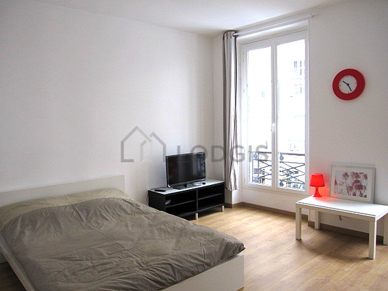 Quiet living room furnished with 1 sofabed(s) of 140cm, 1 bed(s) of 140cm, tv, dvd player