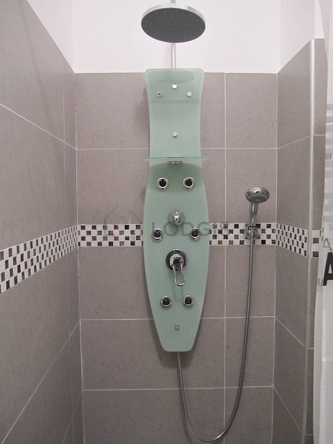 Belle salle de bain claire avec du carrelage au sol