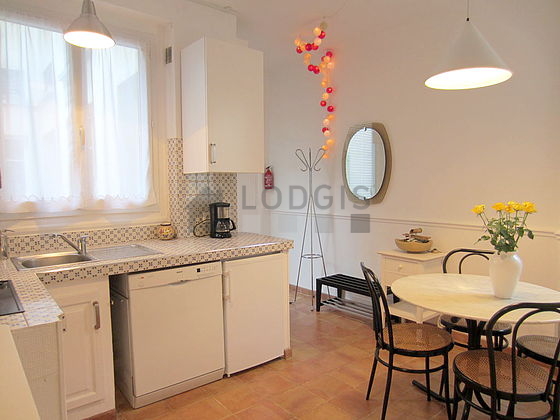 Cuisine dînatoire pour 4 personne(s) équipée de lave vaisselle, plaques de cuisson, réfrigerateur, freezer