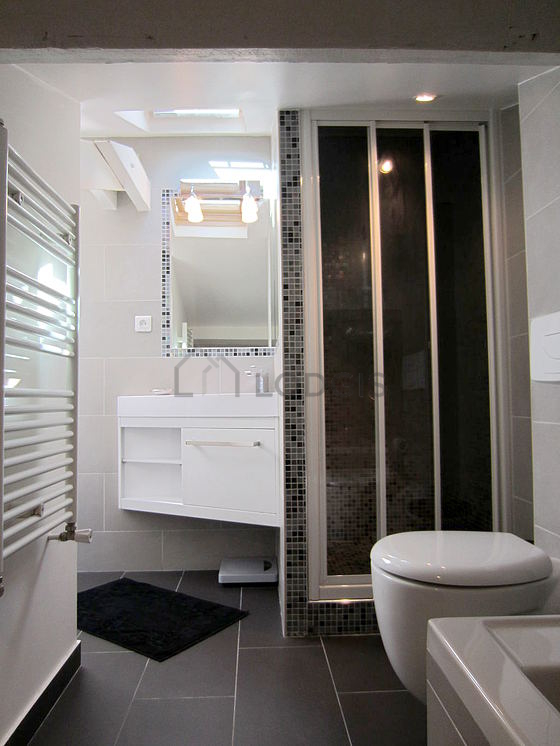 Belle salle de bain avec fenêtres double vitrage et du carrelage au sol