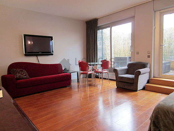 Quiet living room furnished with 1 sofabed(s) of 140cm, 1 bed(s) of 160cm, tv, 1 armchair(s)