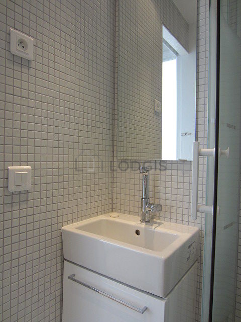Agréable salle de bain claire avec du carrelage au sol