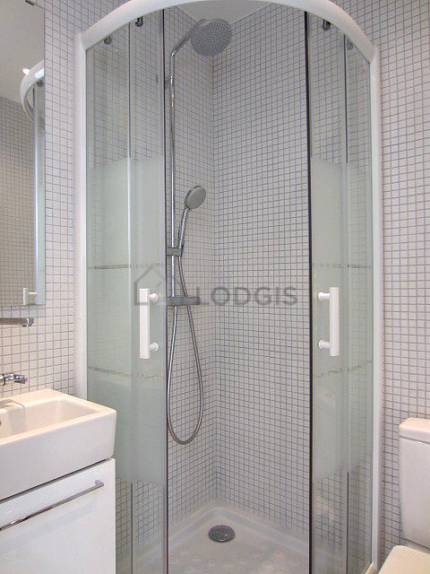 Salle de bain équipée de serviettes de bain