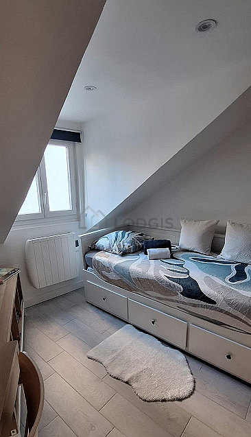 Séjour très calme équipé de 1 canapé(s) lit(s) de 140cm, télé, chaine hifi, penderie