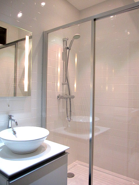 Belle salle de bain avec du carrelage au sol