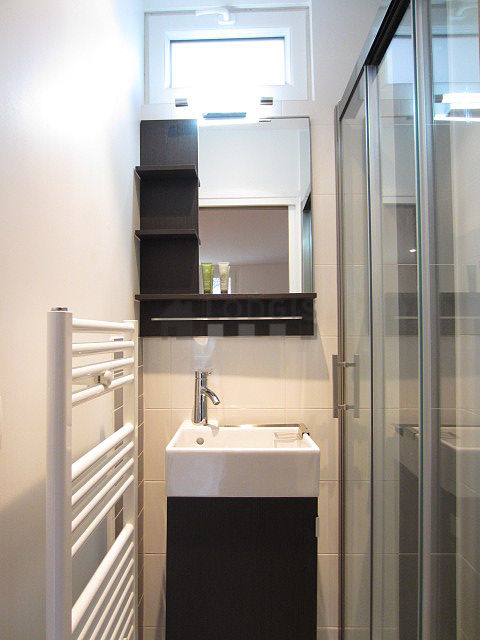Belle salle de bain avec fenêtres double vitrage et du carrelage au sol