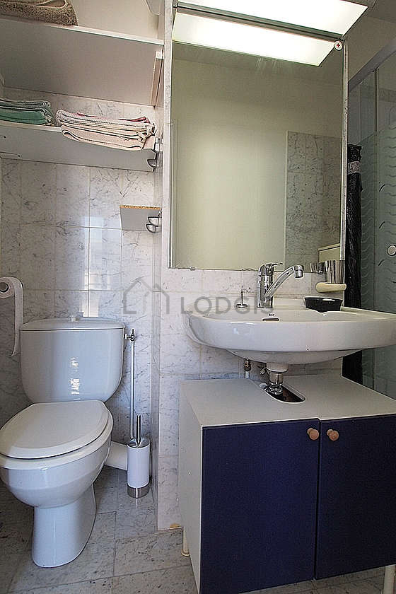 Beautiful and bright bathroom with tile floor