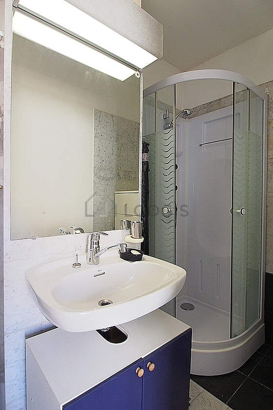 Salle de bain équipée de serviettes de bain
