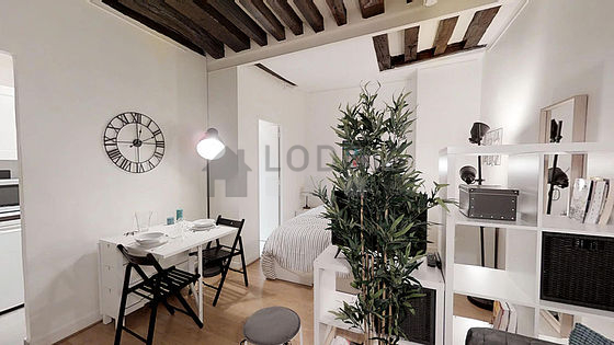 Living room furnished with 3 chair(s)