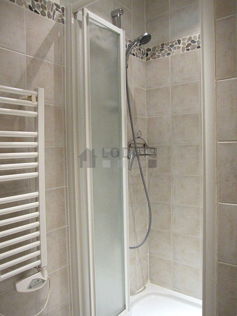 Salle de bain équipée de lave linge, sèche linge, serviettes de bain