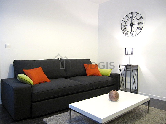 Séjour calme équipé de 1 canapé(s) lit(s) de 140cm, télé, 1 fauteuil(s), 1 chaise(s)