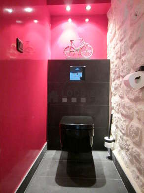 Toilettes indépendantes de la salle d'eau
