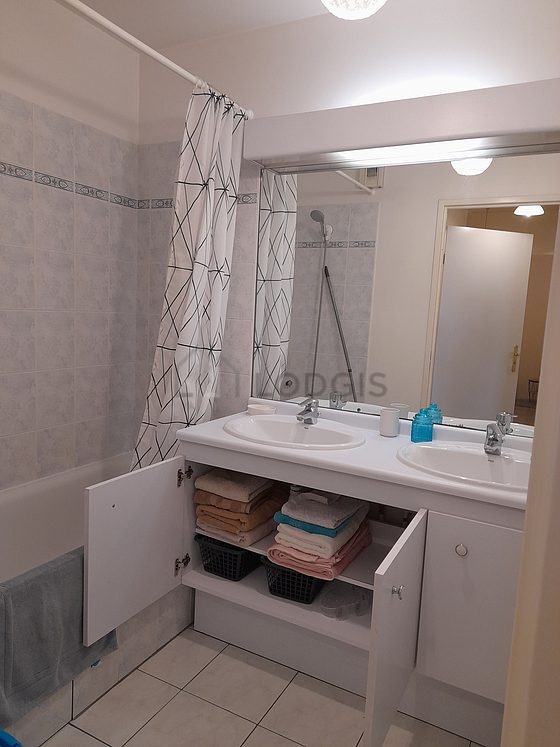 Bathroom equipped with bath towels