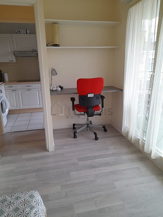 Chambre avec fenêtres double vitrage donnant sur jardin