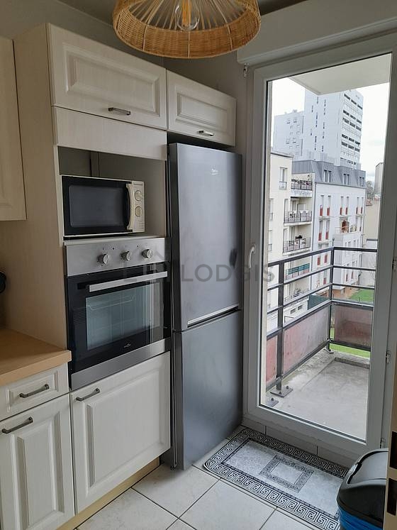 Cuisine équipée de lave linge, réfrigerateur, hotte, vaisselle
