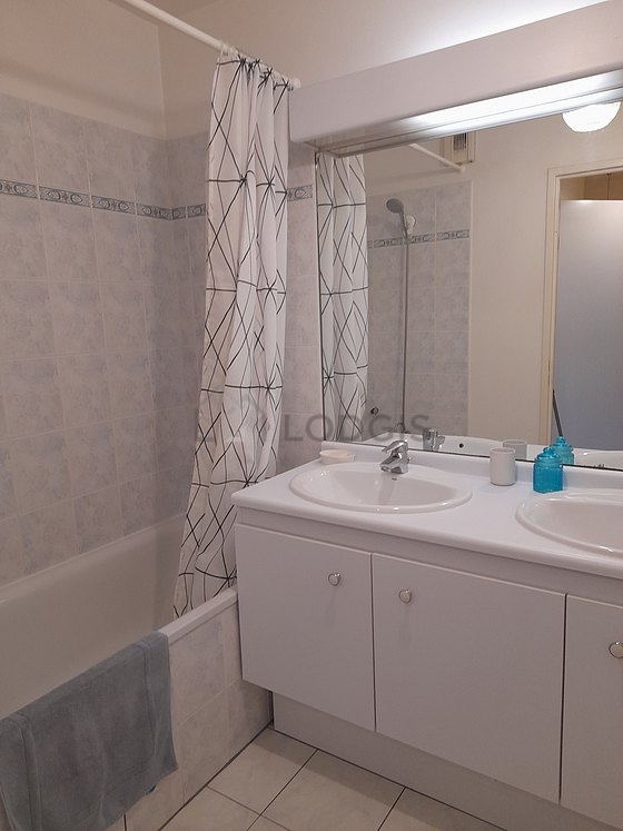 Belle salle de bain avec du carrelage au sol