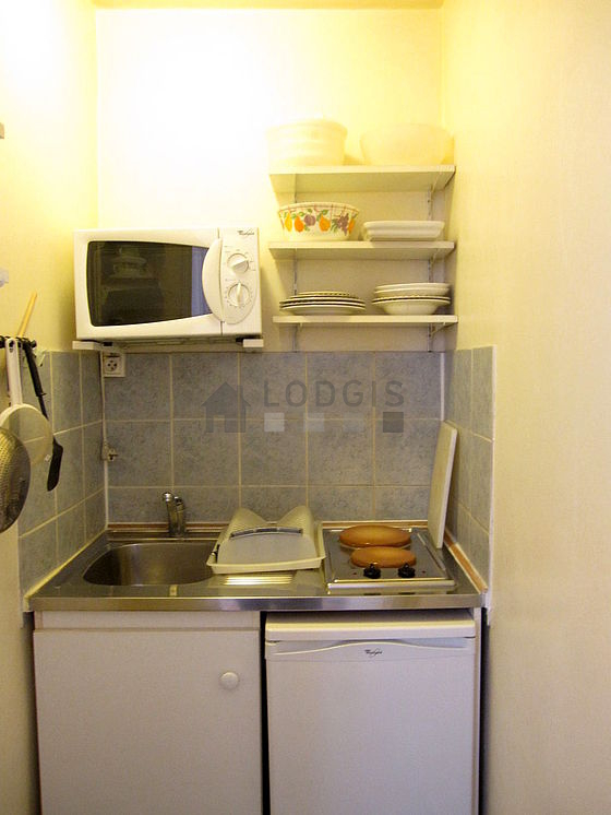 Cuisine de 1m² avec du carrelage au sol