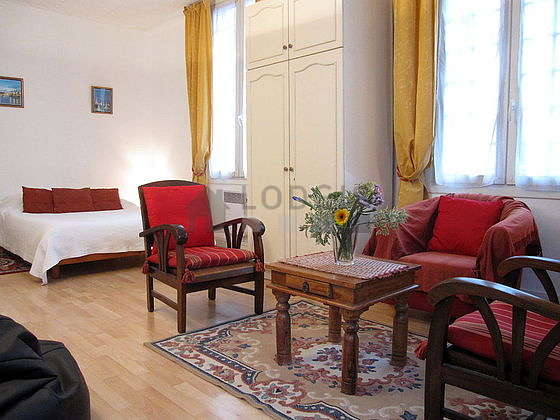 Large living room of 22m² with woodenfloor