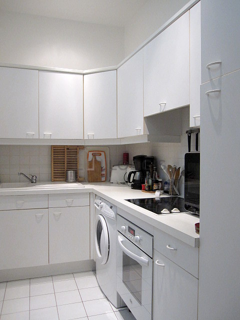 Cuisine dînatoire pour 2 personne(s) équipée de lave linge, réfrigerateur, hotte, vaisselle