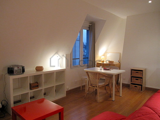 Salon avec du parquet au sol
