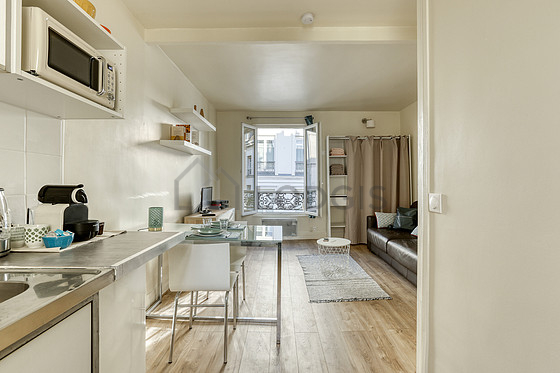 Belle cuisine avec du carrelage au sol
