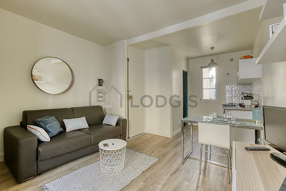 Séjour équipé de 1 canapé(s) lit(s) de 140cm, télé, penderie, 2 chaise(s)