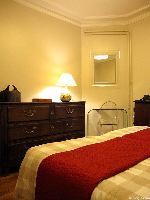 Chambre avec du parquet au sol