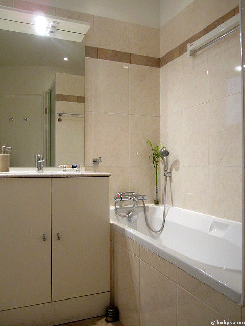 Salle de bain équipée de lave linge, serviettes de bain