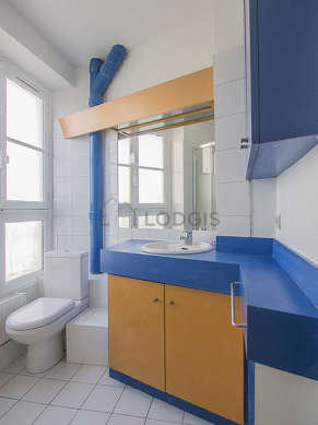 Bright bathroom 