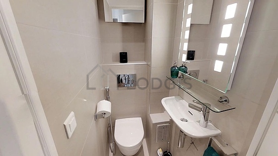 Toilettes indépendantes de la salle d'eau