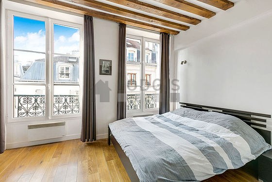 Chambre avec du parquet au sol