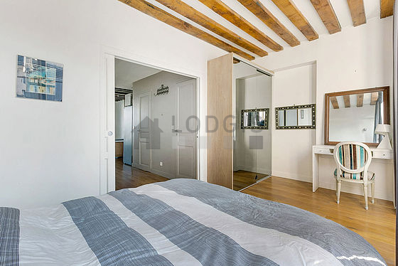 Chambre avec fenêtres double vitrage donnant sur rue