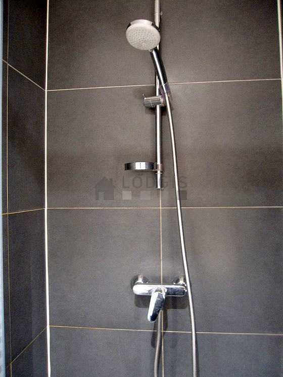 Salle de bain équipée de placard