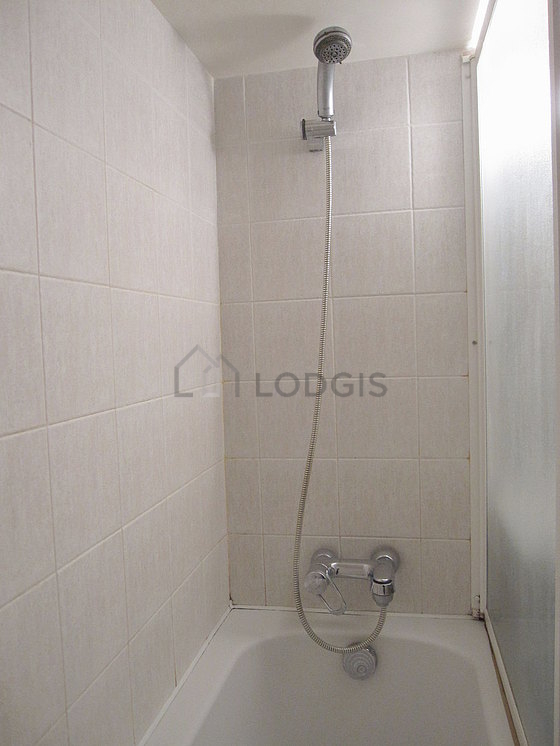 Salle de bain équipée de lave linge, serviettes de bain