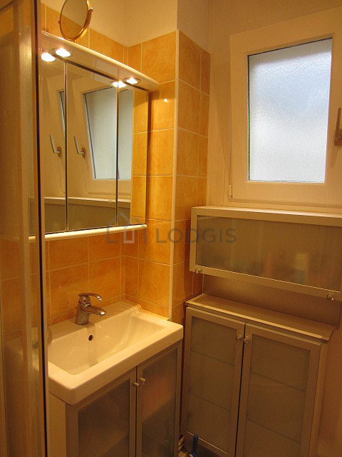 Salle de bain équipée de serviettes de bain