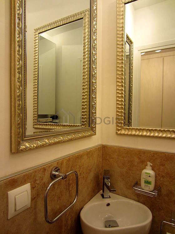 Toilettes indépendantes de la salle d'eau