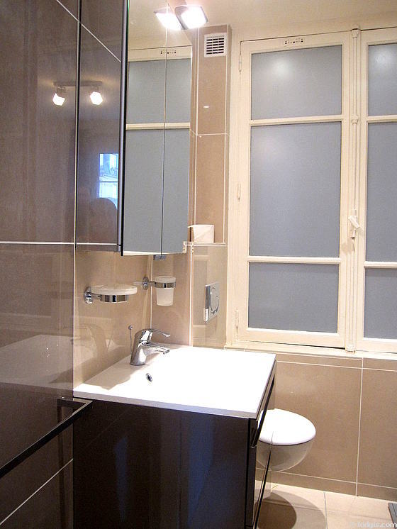 Beautiful and bright bathroom with tile floor