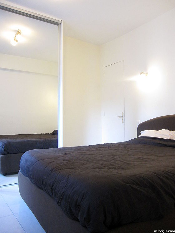 Chambre avec fenêtres double vitrage donnant sur rue