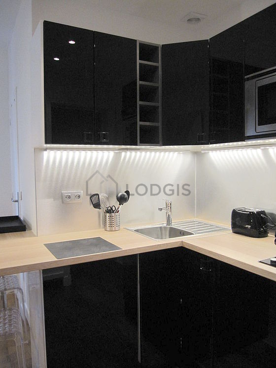 Cuisine équipée de lave linge, réfrigerateur, vaisselle