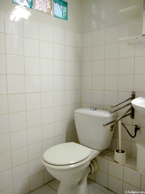 Salle de bain avec du carrelage au sol