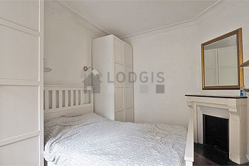 Chambre avec fenêtres double vitrage donnant sur cour