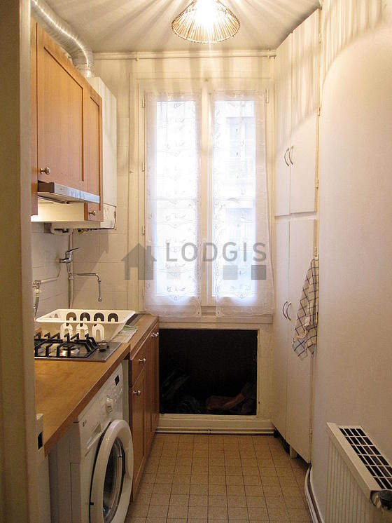 Belle cuisine avec du carrelage au sol