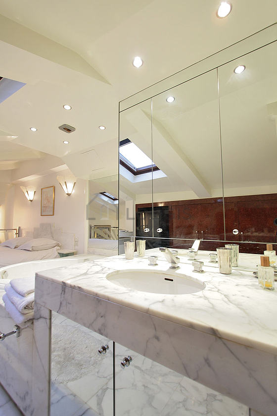 Salle de bain équipée de serviettes de bain